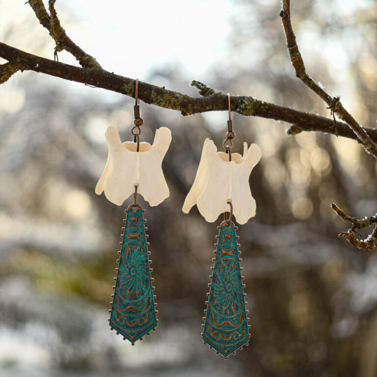 Rebase kaelalüli ja omapärase ripatsiga kõrvarõngad