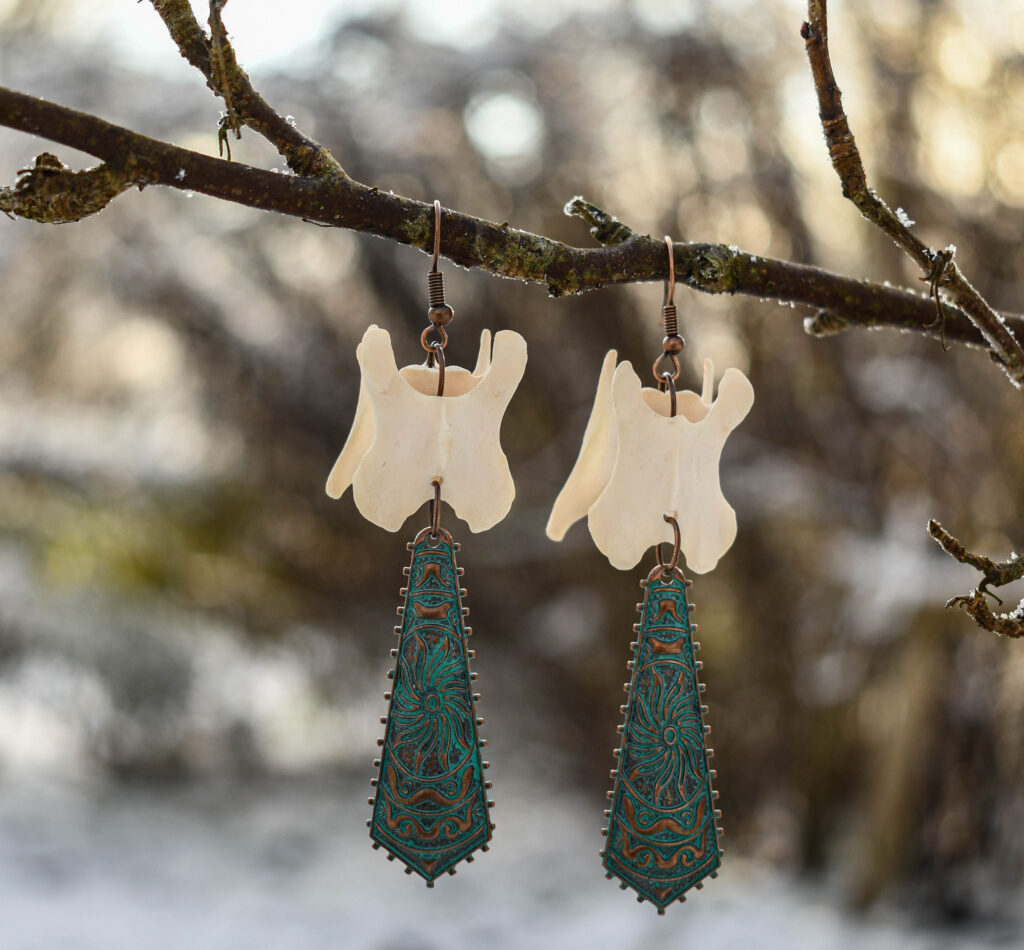 Rebase kaelalüli ja omapärase ripatsiga kõrvarõngad kolmas