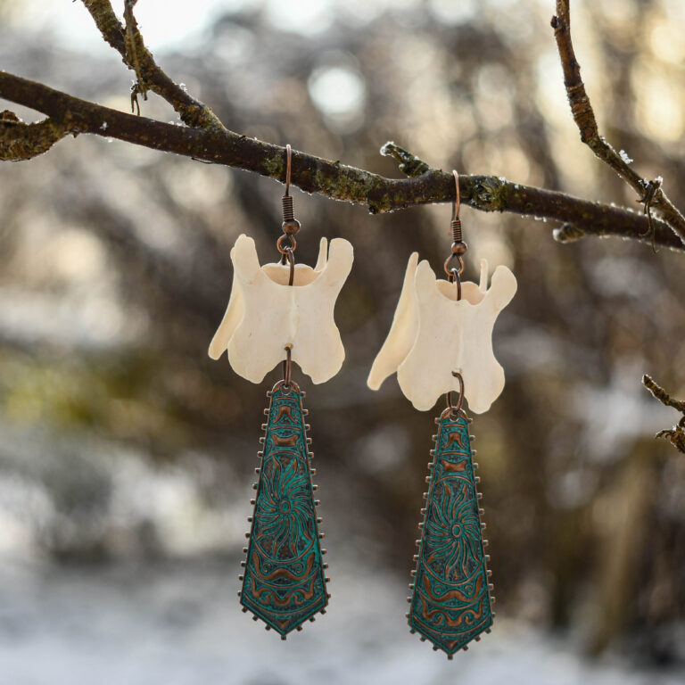 Rebase kaelalüli ja omapärase ripatsiga kõrvarõngad kolmas