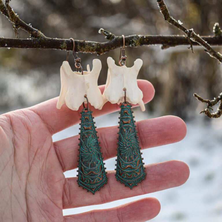 Rebase kaelalüli ja omapärase ripatsiga kõrvarõngad