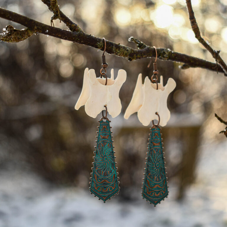 Rebase kaelalüli ja omapärase ripatsiga kõrvarõngad