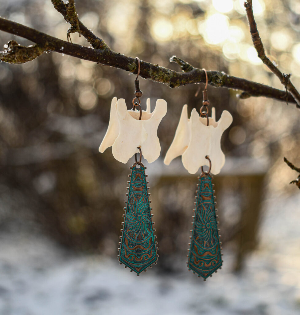 Rebase kaelalüli ja omapärase ripatsiga kõrvarõngad