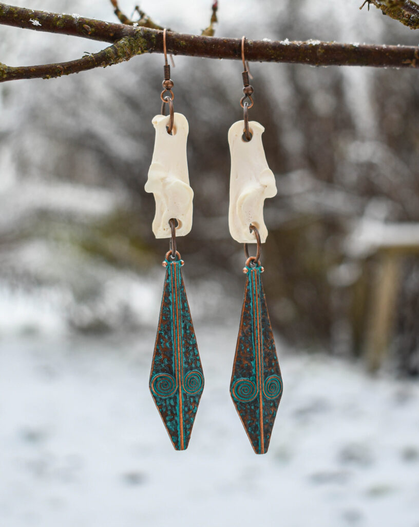 Rebase kannaluu ja kelti stiilis ripatsiga kõrvarõngad