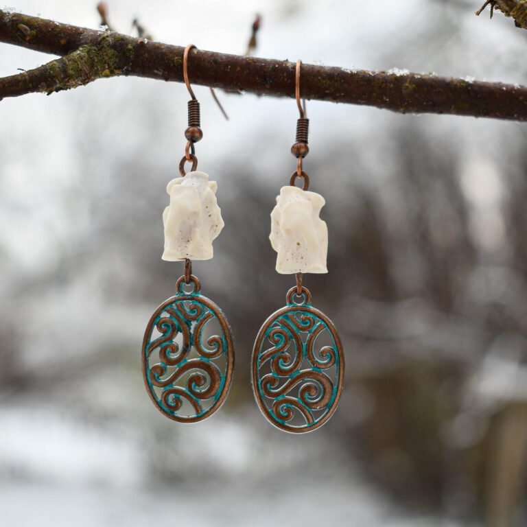 Rebase kiilluu ja mustriga ripats kõrvarõngad