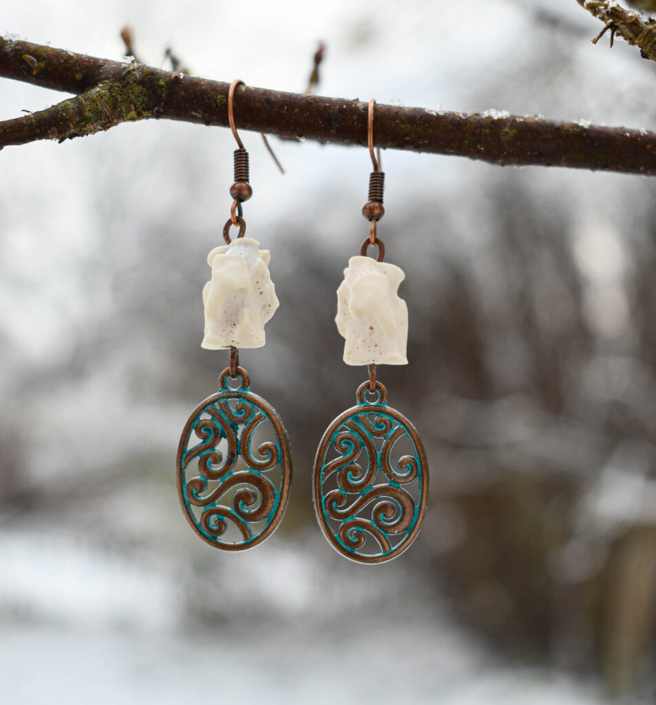 Rebase kiilluu ja mustriga ripats kõrvarõngad