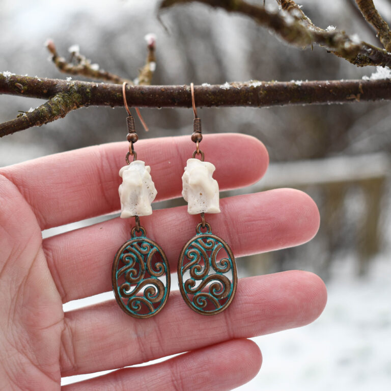 Rebase kiilluu ja mustriga ripats kõrvarõngad