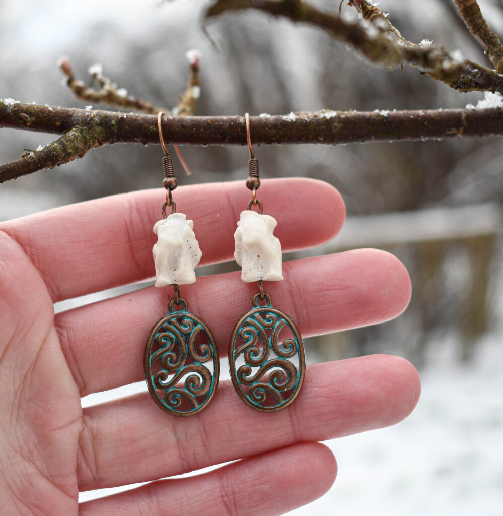 Rebase kiilluu ja mustriga ripats kõrvarõngad