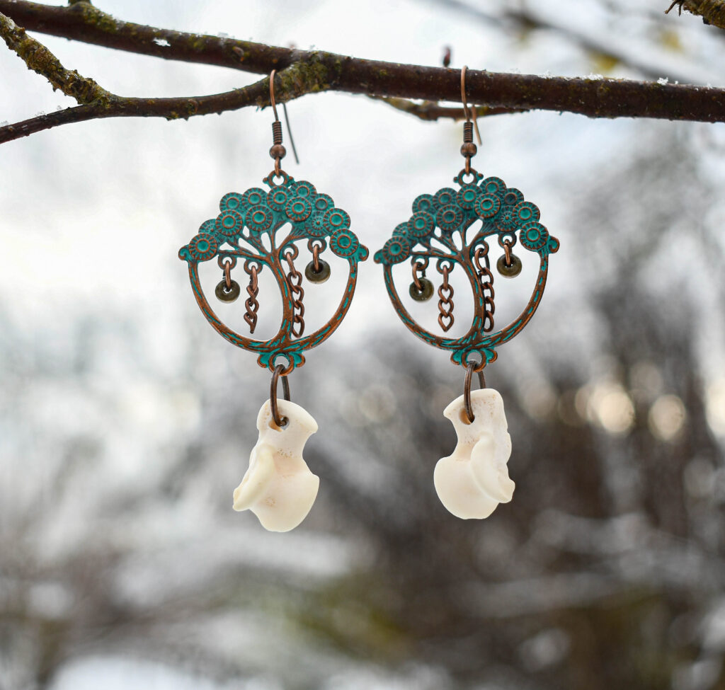 Rebase pöialuu ja elupuu ripatsiga kõrvarõngad