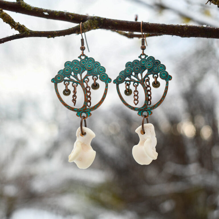 Rebase pöialuu ja elupuu ripatsiga kõrvarõngad