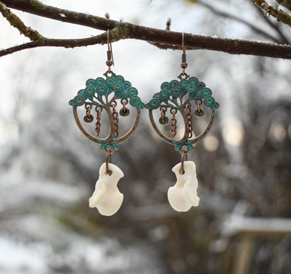 Rebase pöialuu ja elupuu ripatsiga kõrvarõngad