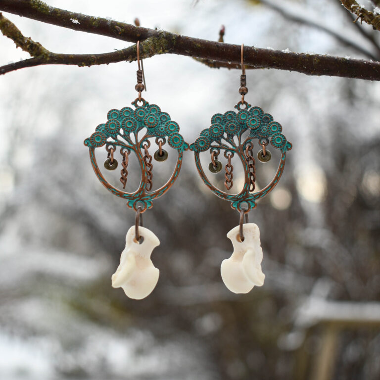 Rebase pöialuu ja elupuu ripatsiga kõrvarõngad