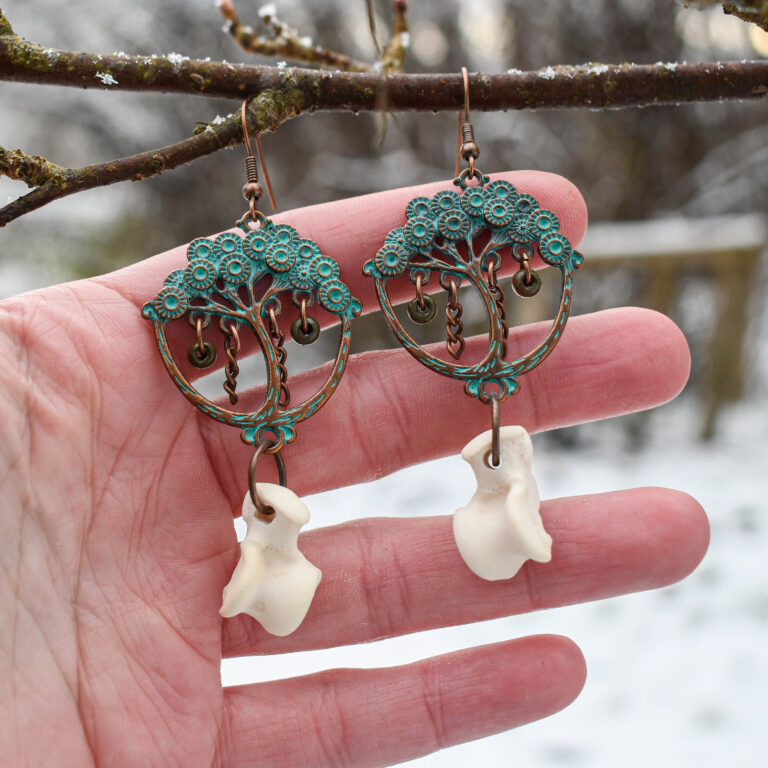 Rebase pöialuu ja elupuu ripatsiga kõrvarõngad