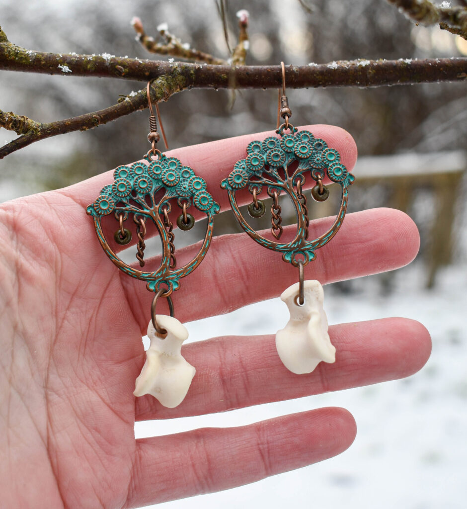 Rebase pöialuu ja elupuu ripatsiga kõrvarõngad