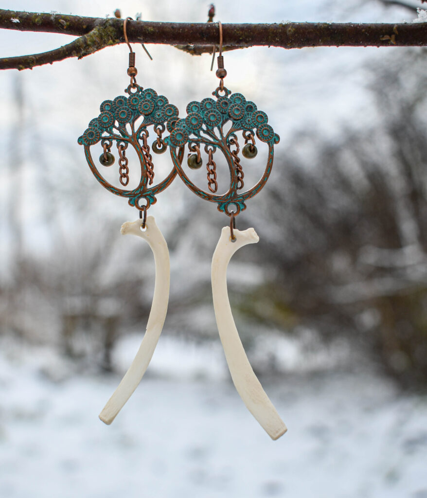 Rebase roideluu ja puu kujulise ripatsiga kõrvarõngad