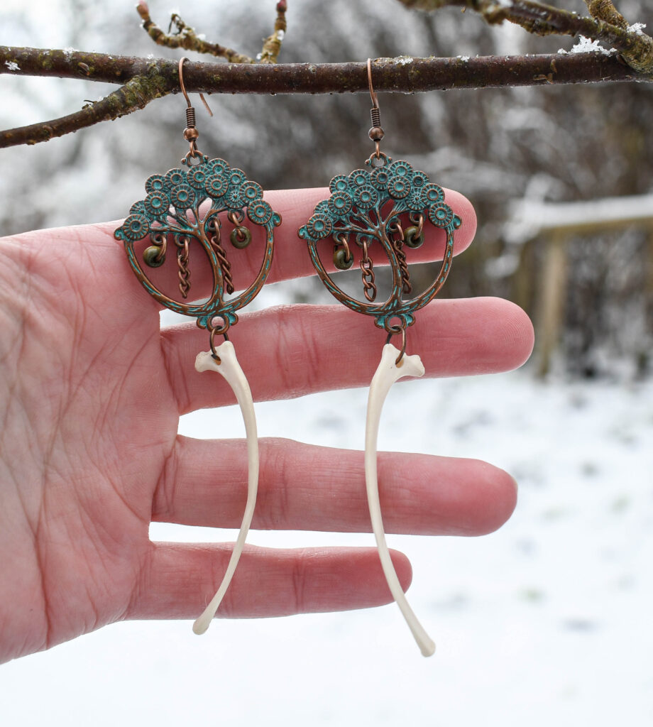 Rebase roideluu ja puu kujulise ripatsiga kõrvarõngad