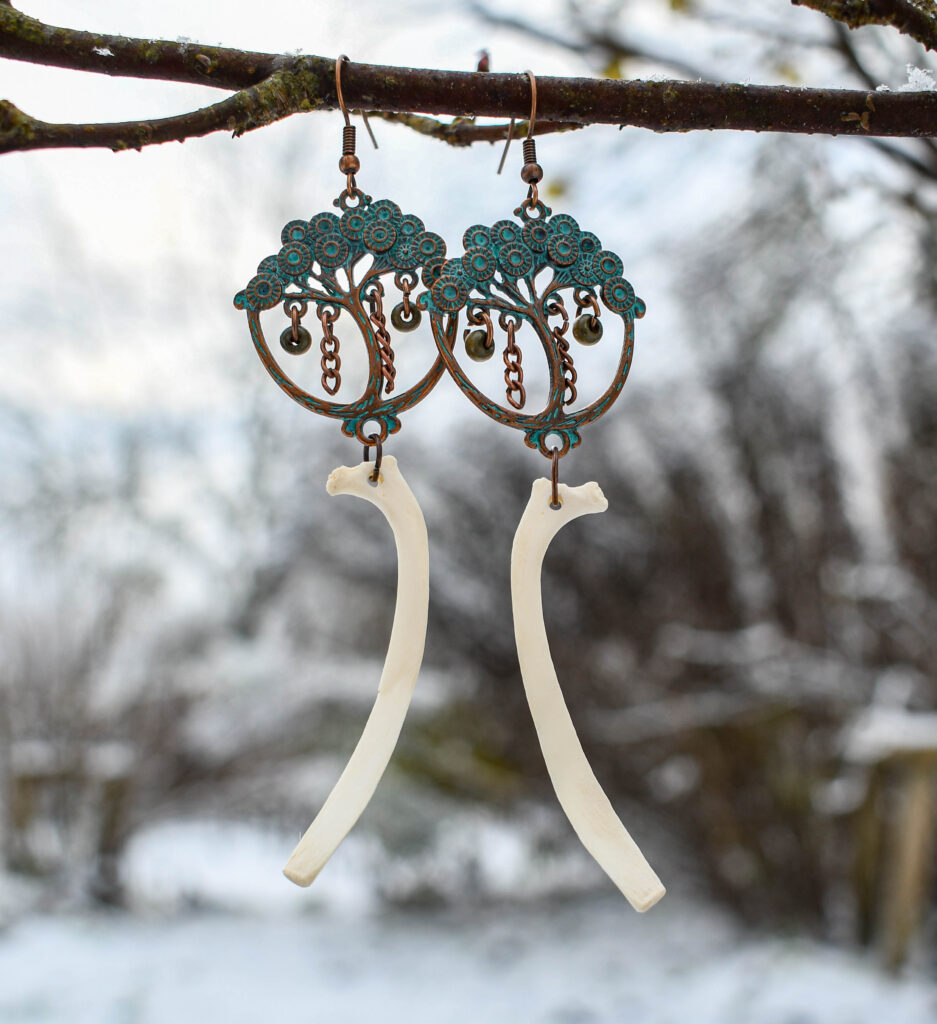 Rebase roideluu ja puu kujulise ripatsiga kõrvarõngad