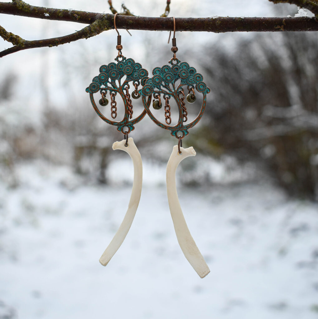 Rebase roideluu ja puu kujulise ripatsiga kõrvarõngad