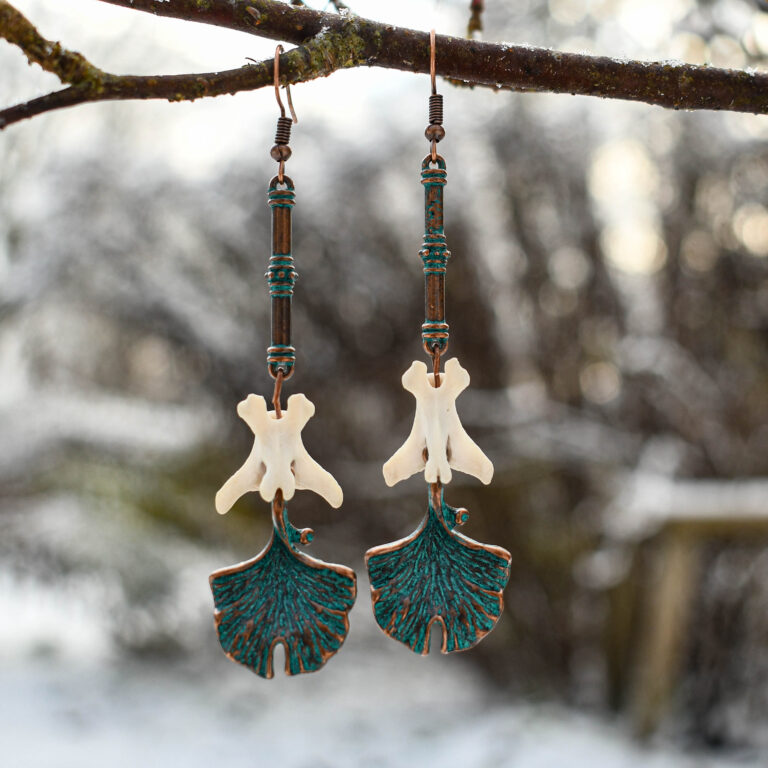 Rebase sabalüli ja lehe kujulise ripatsiga kõrvarõngad