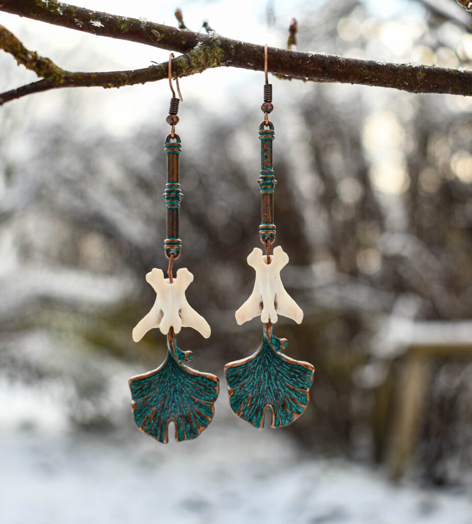 Rebase sabalüli ja lehe kujulise ripatsiga kõrvarõngad