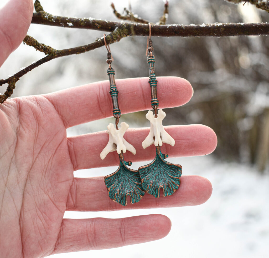 Rebase sabalüli ja lehe kujulise ripatsiga kõrvarõngad