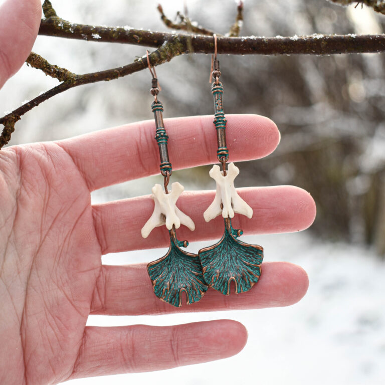 Rebase sabalüli ja lehe kujulise ripatsiga kõrvarõngad