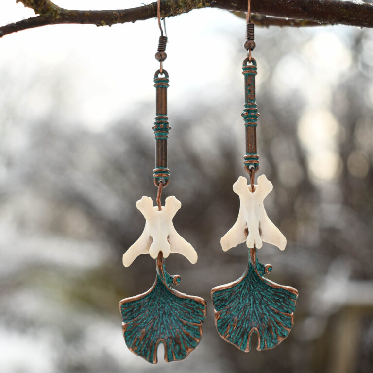 Rebase sabalüli ja lehe kujulise ripatsiga kõrvarõngad