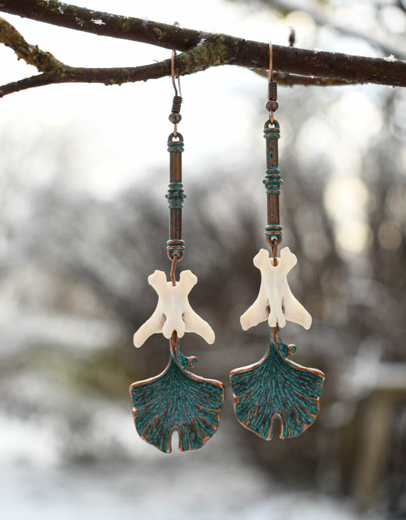 Rebase sabalüli ja lehe kujulise ripatsiga kõrvarõngad