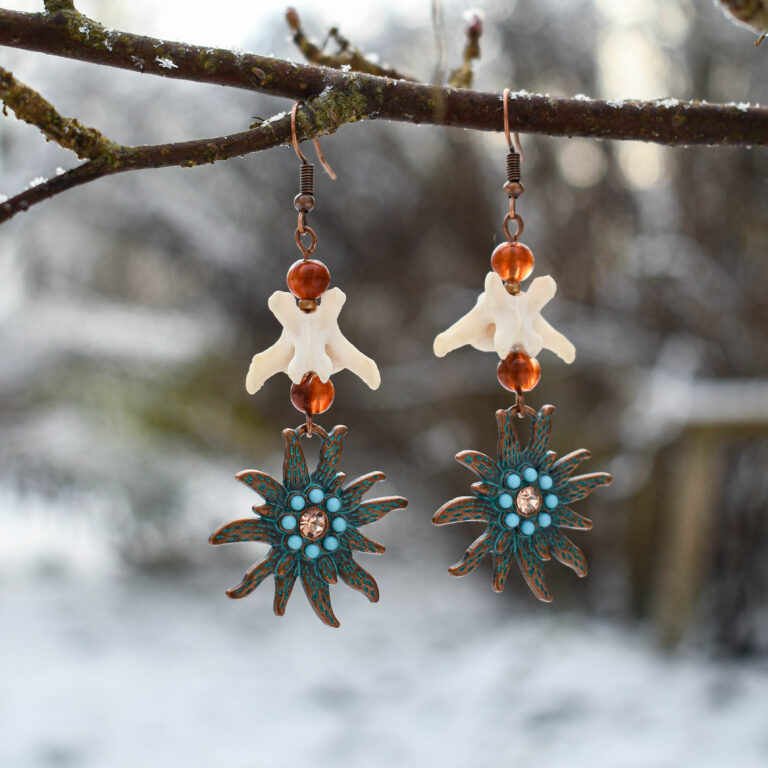 Rebase sabalüli ja õie kujulise ripatsiga kõrvarõngad