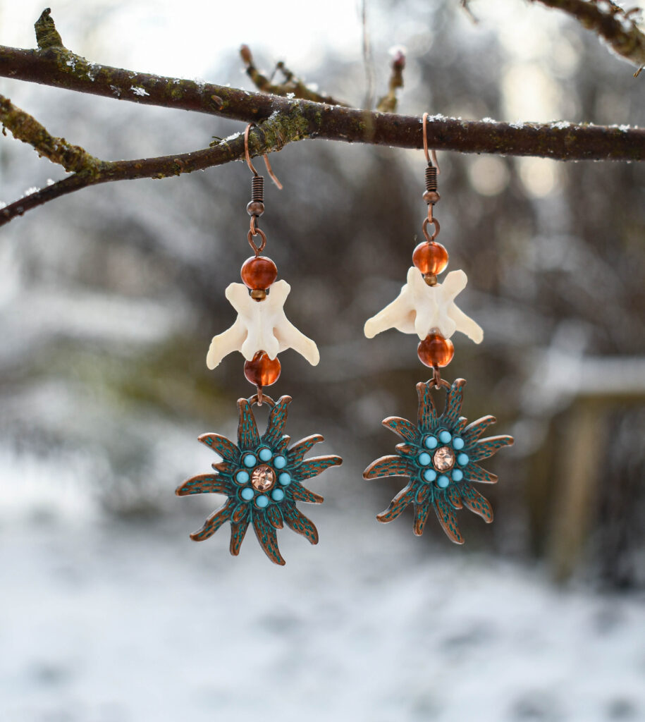 Rebase sabalüli ja õie kujulise ripatsiga kõrvarõngad