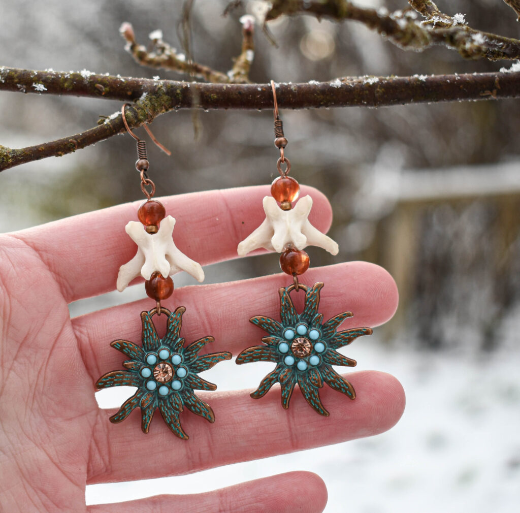 Rebase sabalüli ja õie kujulise ripatsiga kõrvarõngad