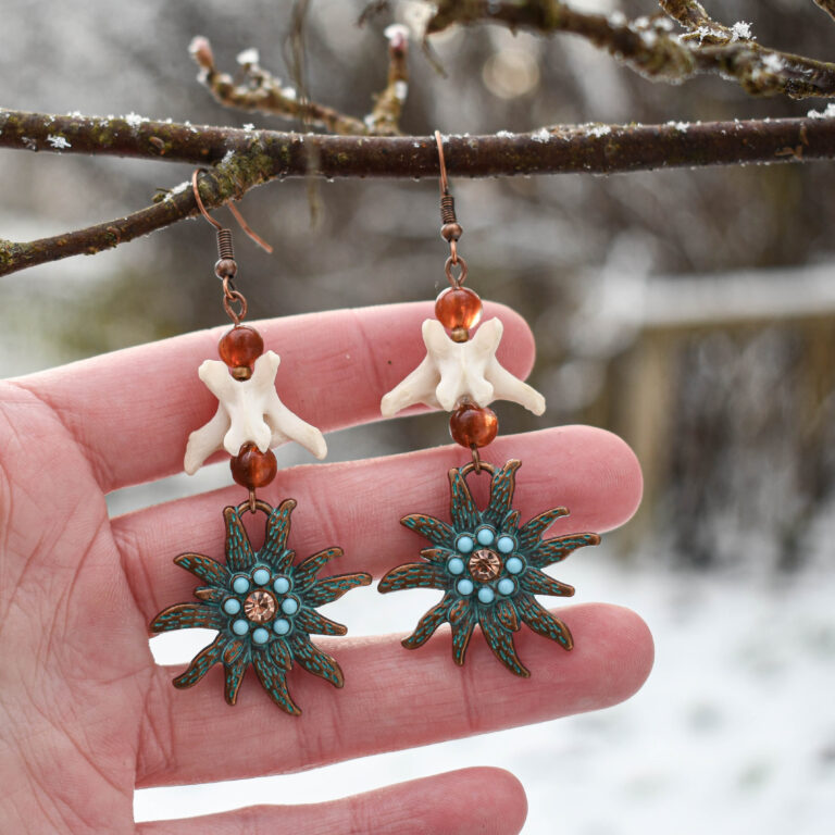 Rebase sabalüli ja õie kujulise ripatsiga kõrvarõngad