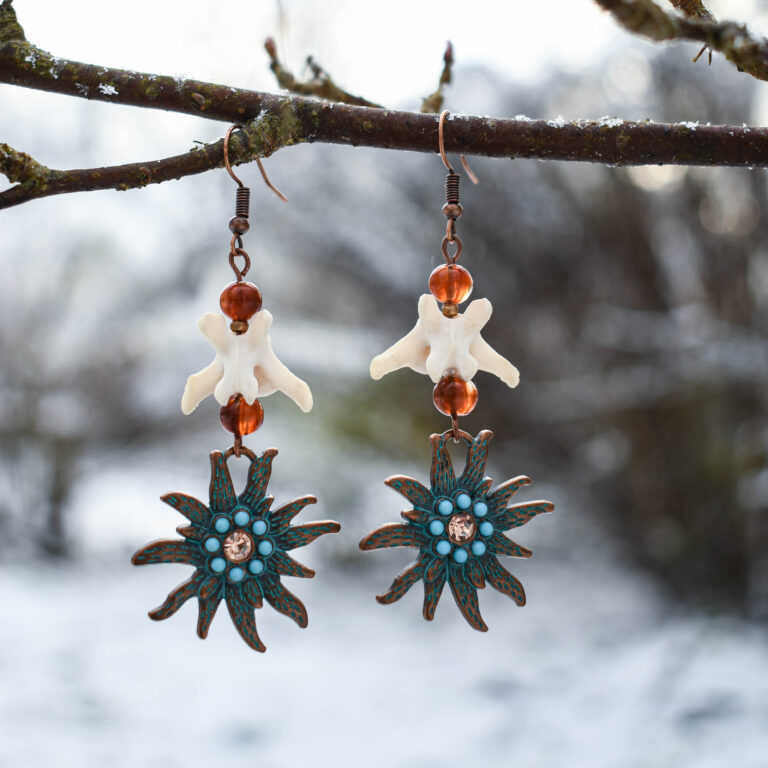 Rebase sabalüli ja õie kujulise ripatsiga kõrvarõngad