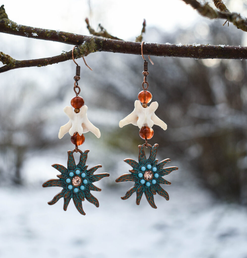 Rebase sabalüli ja õie kujulise ripatsiga kõrvarõngad