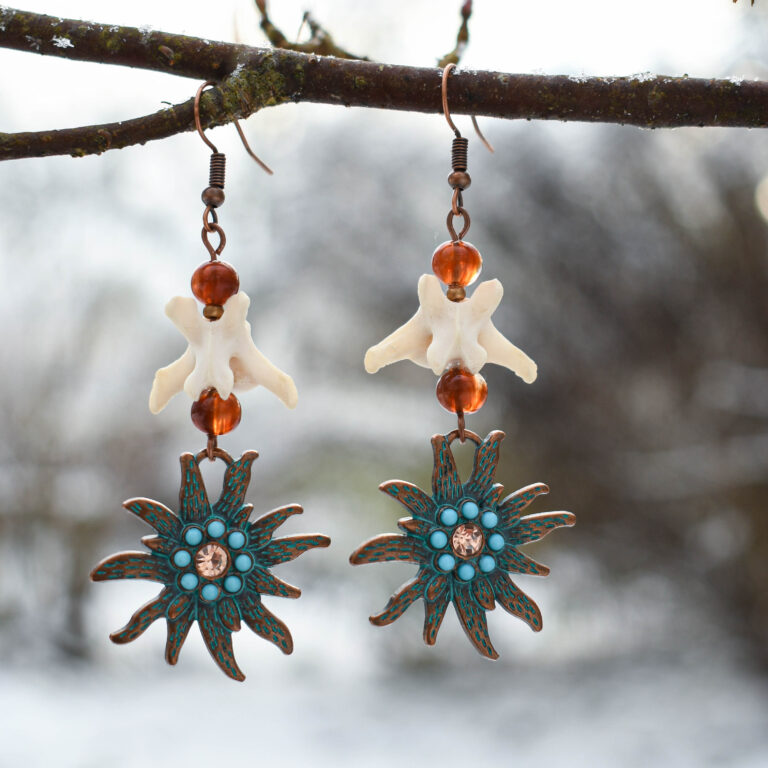 Rebase sabalüli ja õie kujulise ripatsiga kõrvarõngad teine