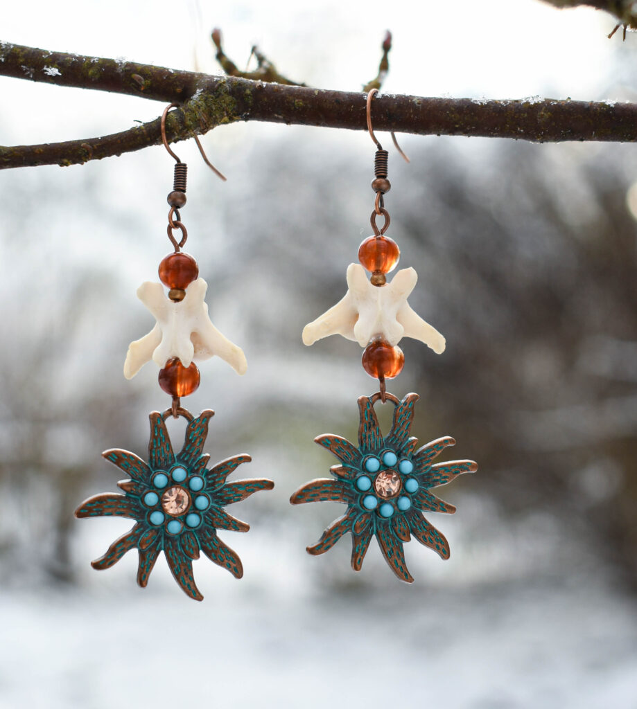 Rebase sabalüli ja õie kujulise ripatsiga kõrvarõngad teine