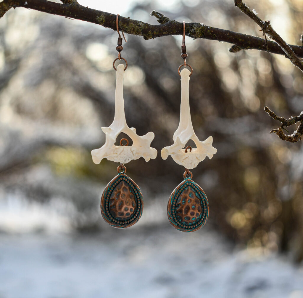 Rebase selgroolüli ja draakonimuna mustriga ripats kõrvarõngad