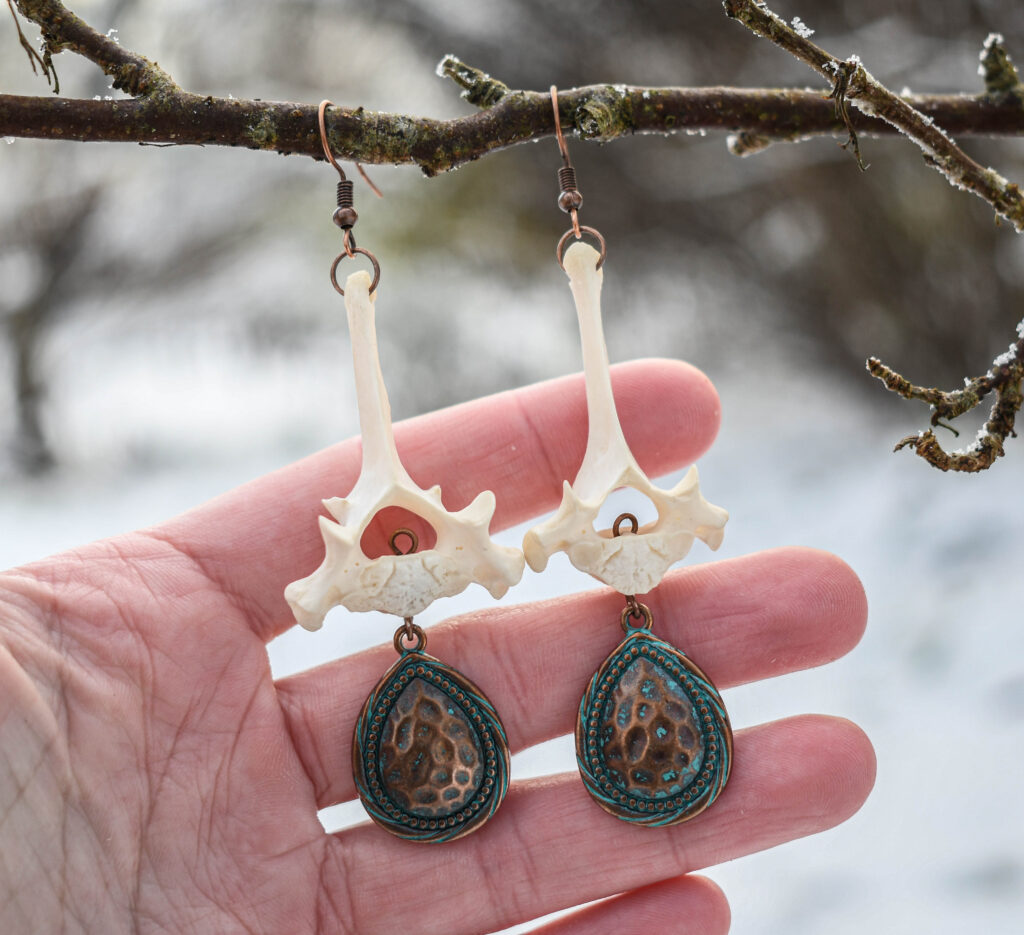 Rebase selgroolüli ja draakonimuna mustriga ripats kõrvarõngad