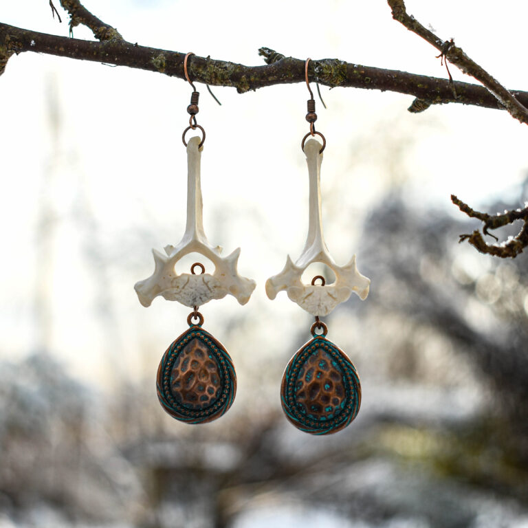 Rebase selgroolüli ja draakonimuna mustriga ripats kõrvarõngad