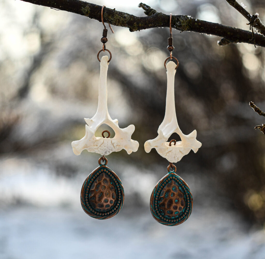 Rebase selgroolüli ja draakonimuna mustriga ripats kõrvarõngad teine