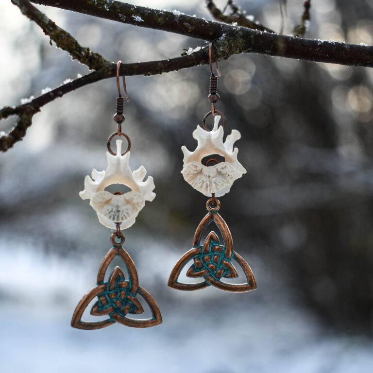 Rebase selgroolüli ja keldi triquetraga kõrvarõngad