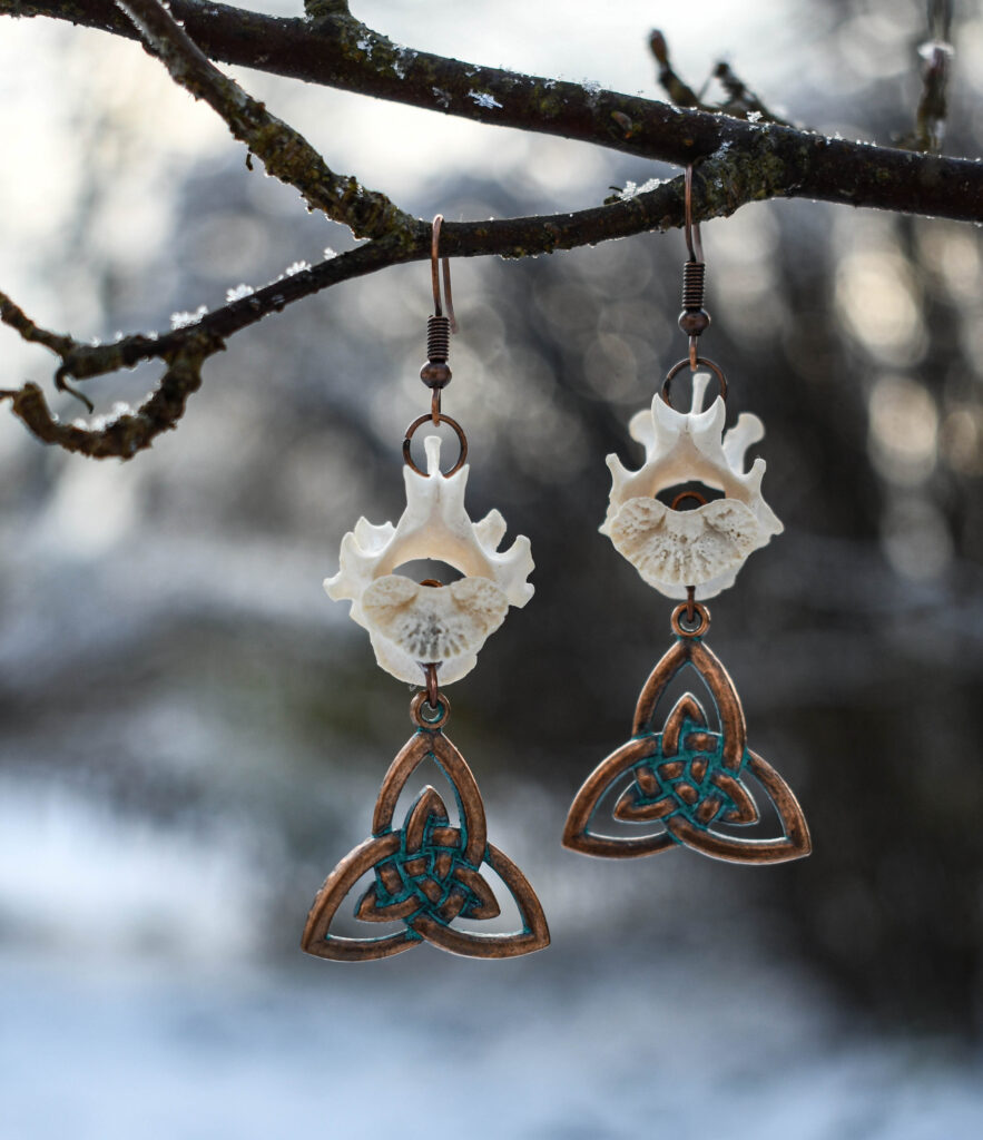 Rebase selgroolüli ja keldi triquetraga kõrvarõngad