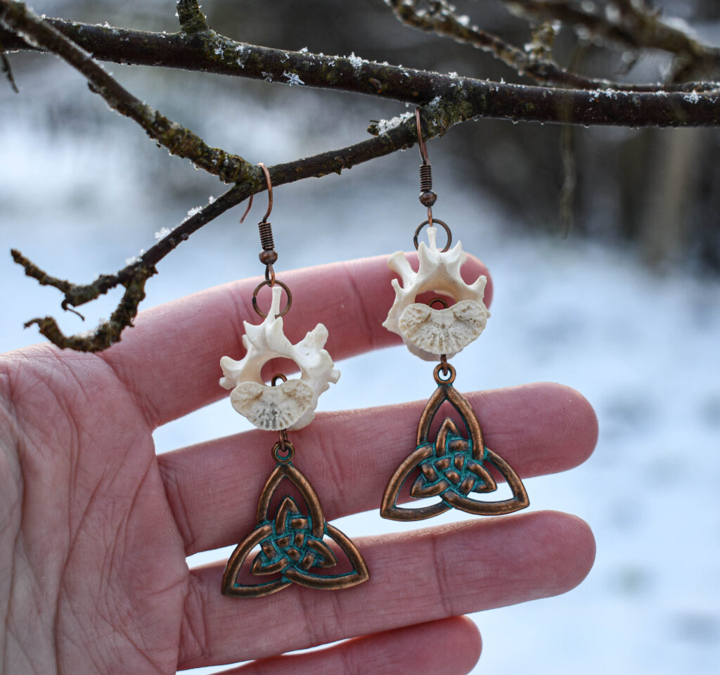 Rebase selgroolüli ja keldi triquetraga kõrvarõngad