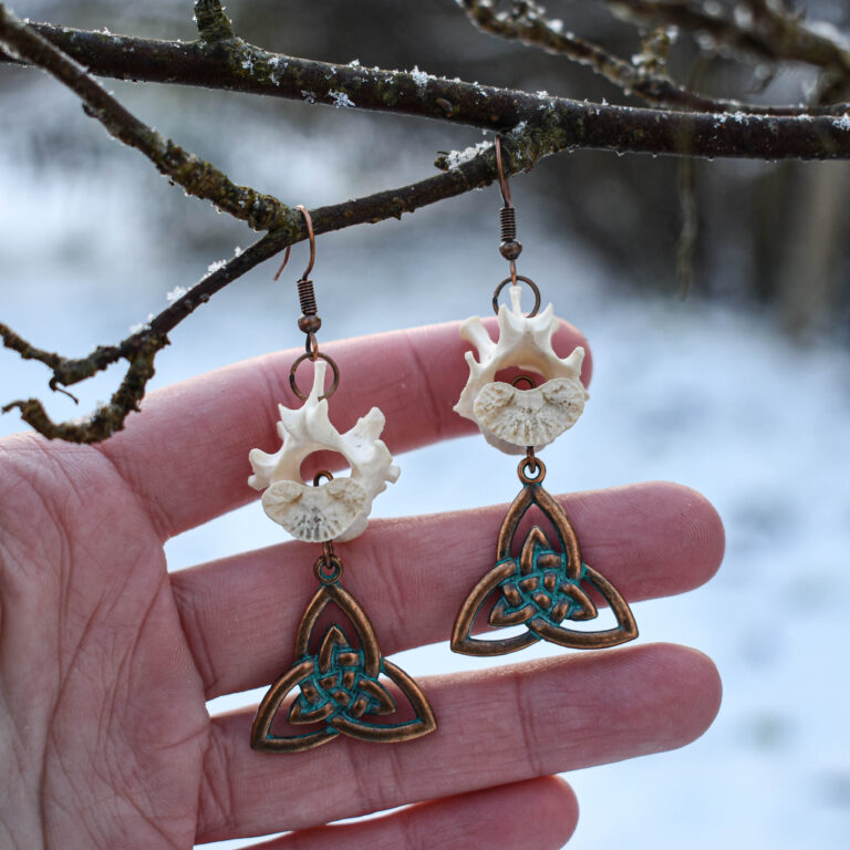 Rebase selgroolüli ja keldi triquetraga kõrvarõngad