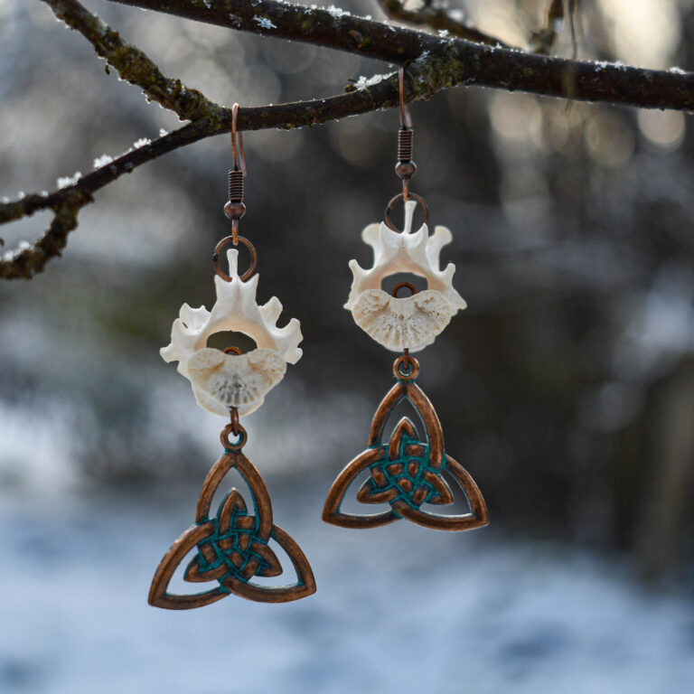 Rebase selgroolüli ja keldi triquetraga kõrvarõngad