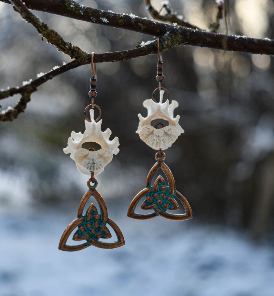 Rebase selgroolüli ja keldi triquetraga kõrvarõngad