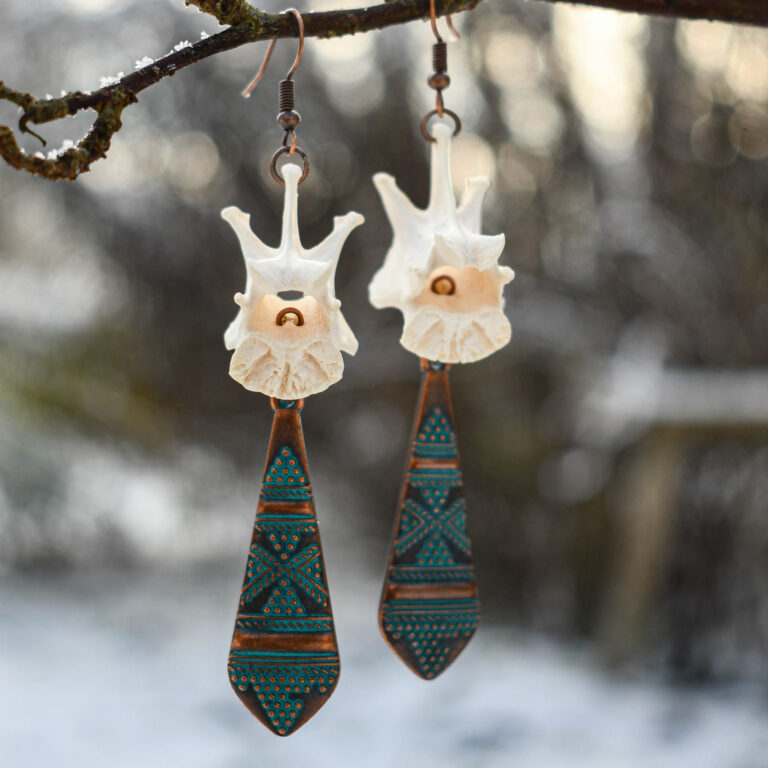 Rebase selgroolüli ja lipsu kujulise ripatsiga kõrvarõngad