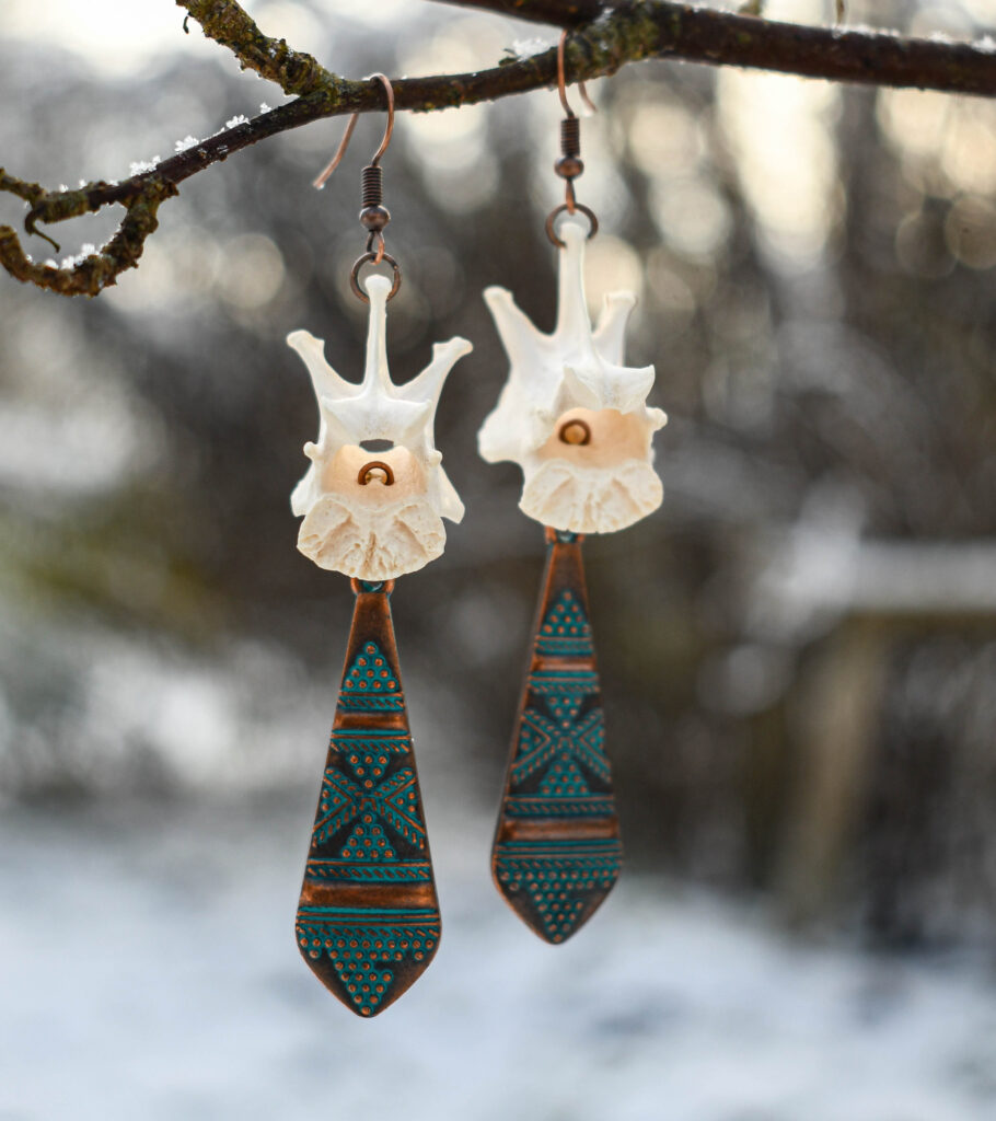 Rebase selgroolüli ja lipsu kujulise ripatsiga kõrvarõngad