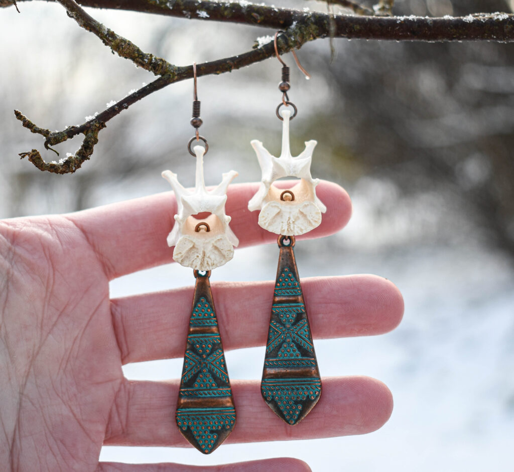 Rebase selgroolüli ja lipsu kujulise ripatsiga kõrvarõngad