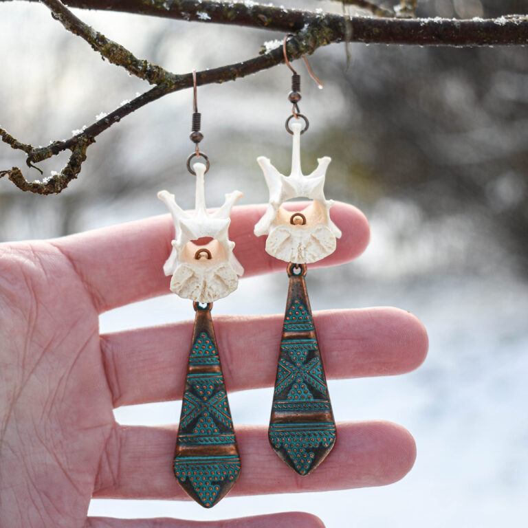 Rebase selgroolüli ja lipsu kujulise ripatsiga kõrvarõngad