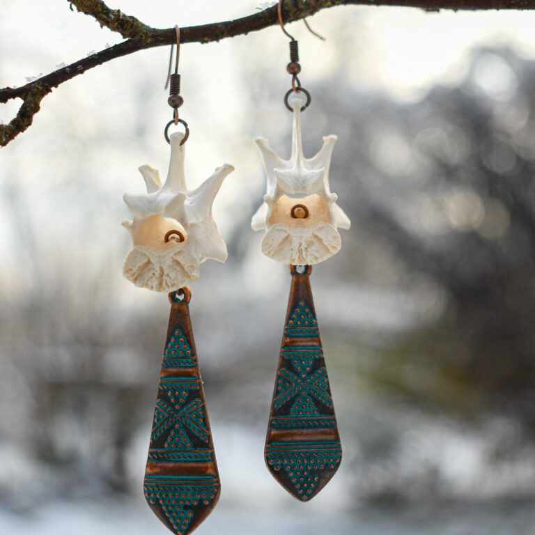 Rebase selgroolüli ja lipsu kujulise ripatsiga kõrvarõngad